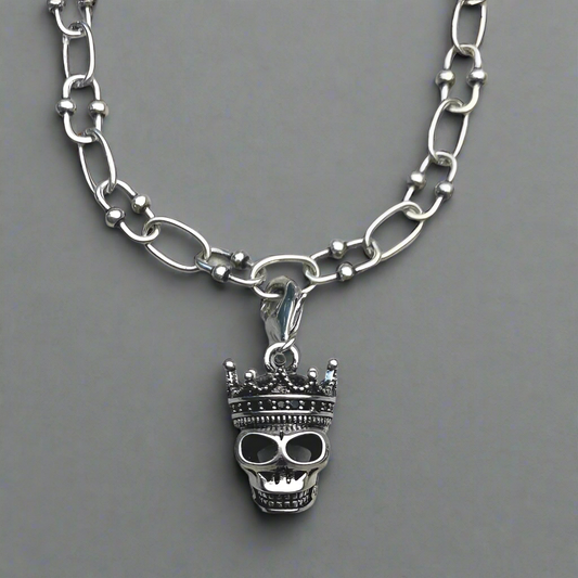 King charm skull Necklace